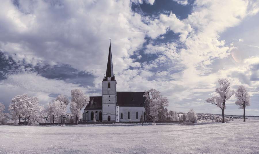 Infrarotfotografie einer Kirche (depositphoto.com)